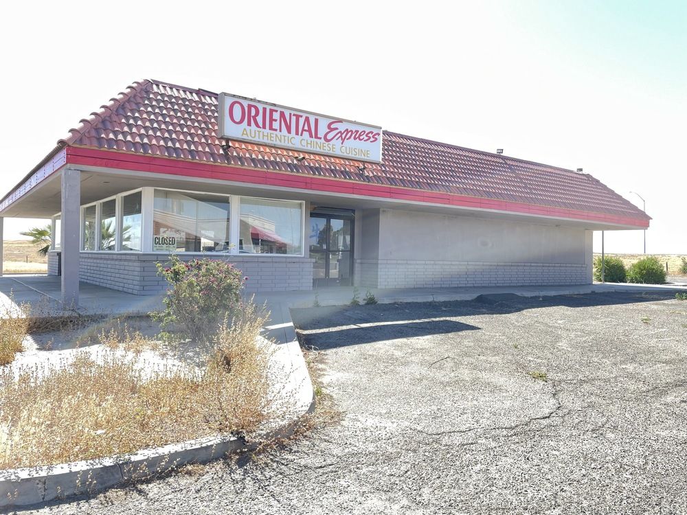 Freestanding Freeway Visible Restaurant + Equipment : 25014 W Dorris Ave, Coalinga, CA 93210